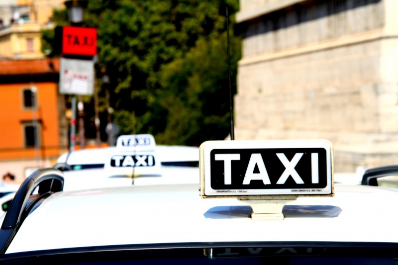 taxis-LA CADIERE D AZUR-min_taxi_auto_rome_road_white-1051610